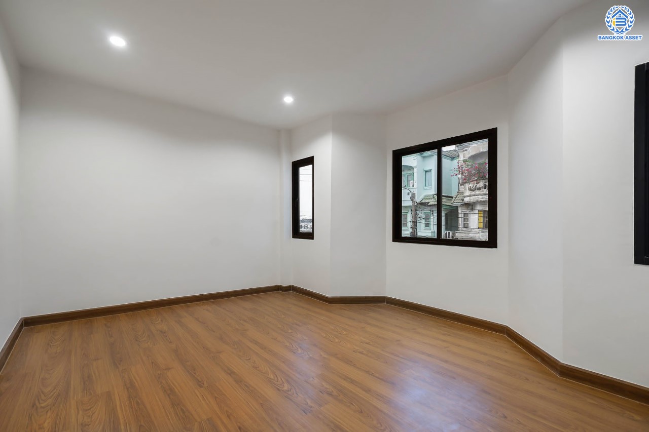 บ้านมือสองตกแต่งใหม่ ม.เศรณี ดอนเมือง-สรงประภา เนื้อที่ 27.7 ตร.ว. ฟังก์ชันจัดเต็ม 4 ห้องนอน 3 ห้องน้ำ จอดรถได้ 1 คัน ตอบโจทย์ครอบครัวใหญ่ มีความเป็นส่วนตัว เดินทางเข้าสู่ใจกลางเมืองได้อย่างสะดวกสบาย ใกล้สนามบินดอนเมือง และทางด่วนศรีสมาน...